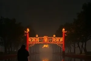 铁轨上的春天剧照：荒草间的旧铁轨延伸线