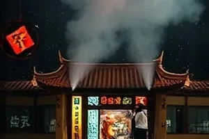 雾港十二时剧照：码头集装箱间的追逐